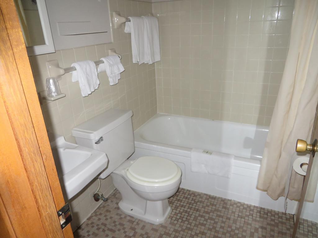 2Nd Street Inn & Suites Рочестър Стая снимка